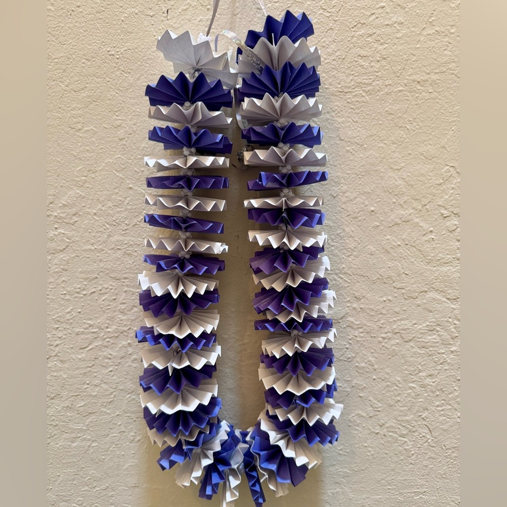 Handmade Blue & White Paper Lei - Picture 3 of 6